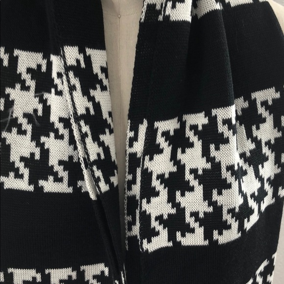 New Saks Fifth Avenue houndstooth fashion scarf - Picture 2 of 5